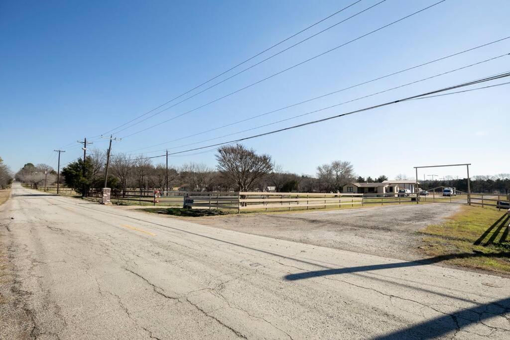 Texas Ranch House with 5 Bedroom and Fish Pond