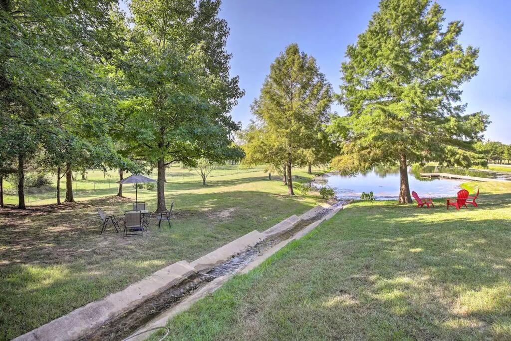 Texas Ranch House with 5 Bedroom and Fish Pond