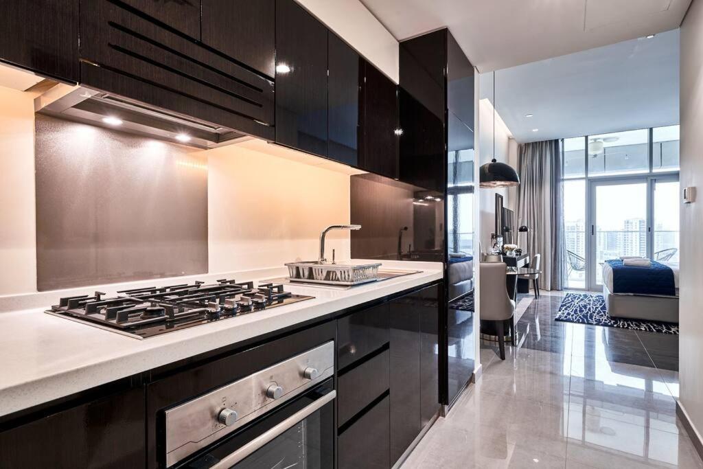 Image 5 of 5* Studio, 10min walk to Dubai Mall, 1min Bay Sqr