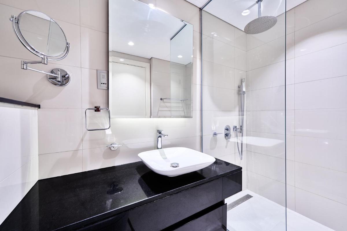 Image 3 of 5* Studio, 10min walk to Dubai Mall, 1min Bay Sqr