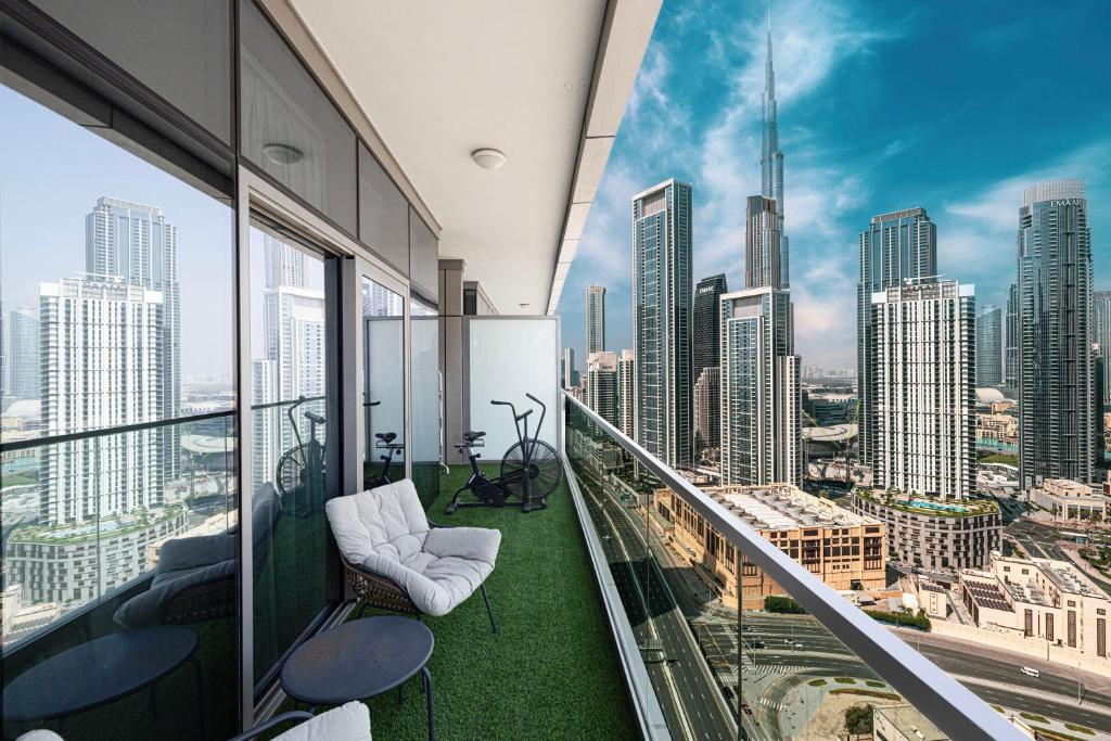 Boulevard 2 Bedroom Apartment with High Floor Burj Khalifa view and Infinity Pool in Dubai Downtown