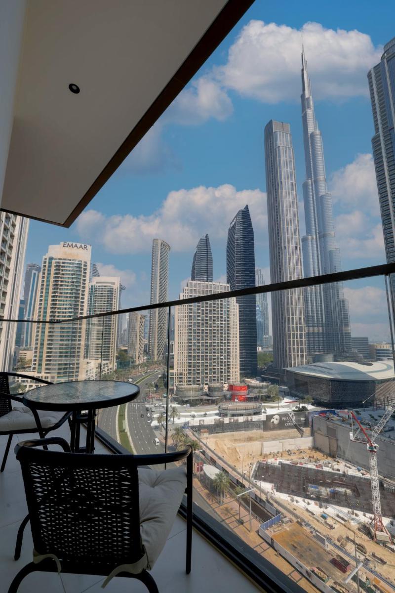 Burj Crown 2BR Apartment with Panoramic Burj Khalifa View