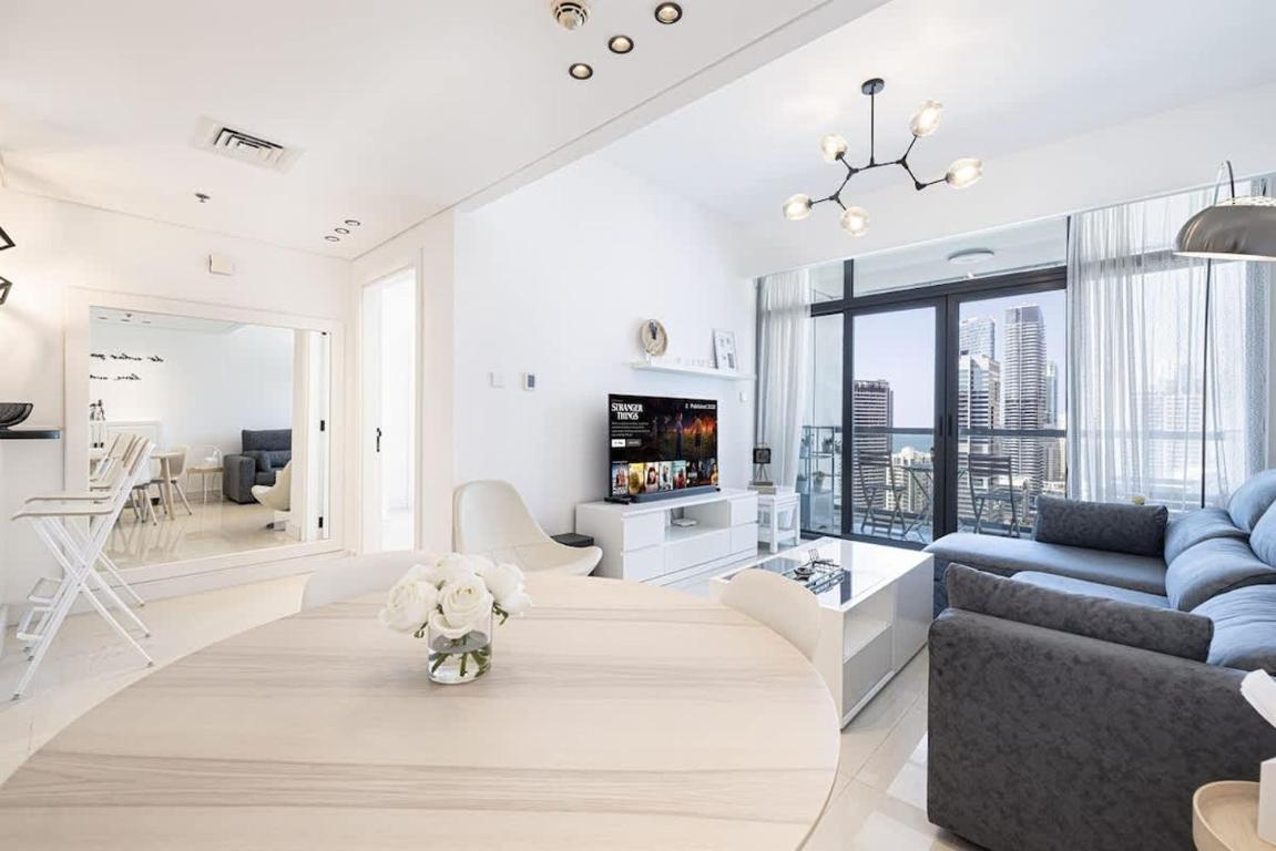 Chic 1BR with Stunning Lake Views