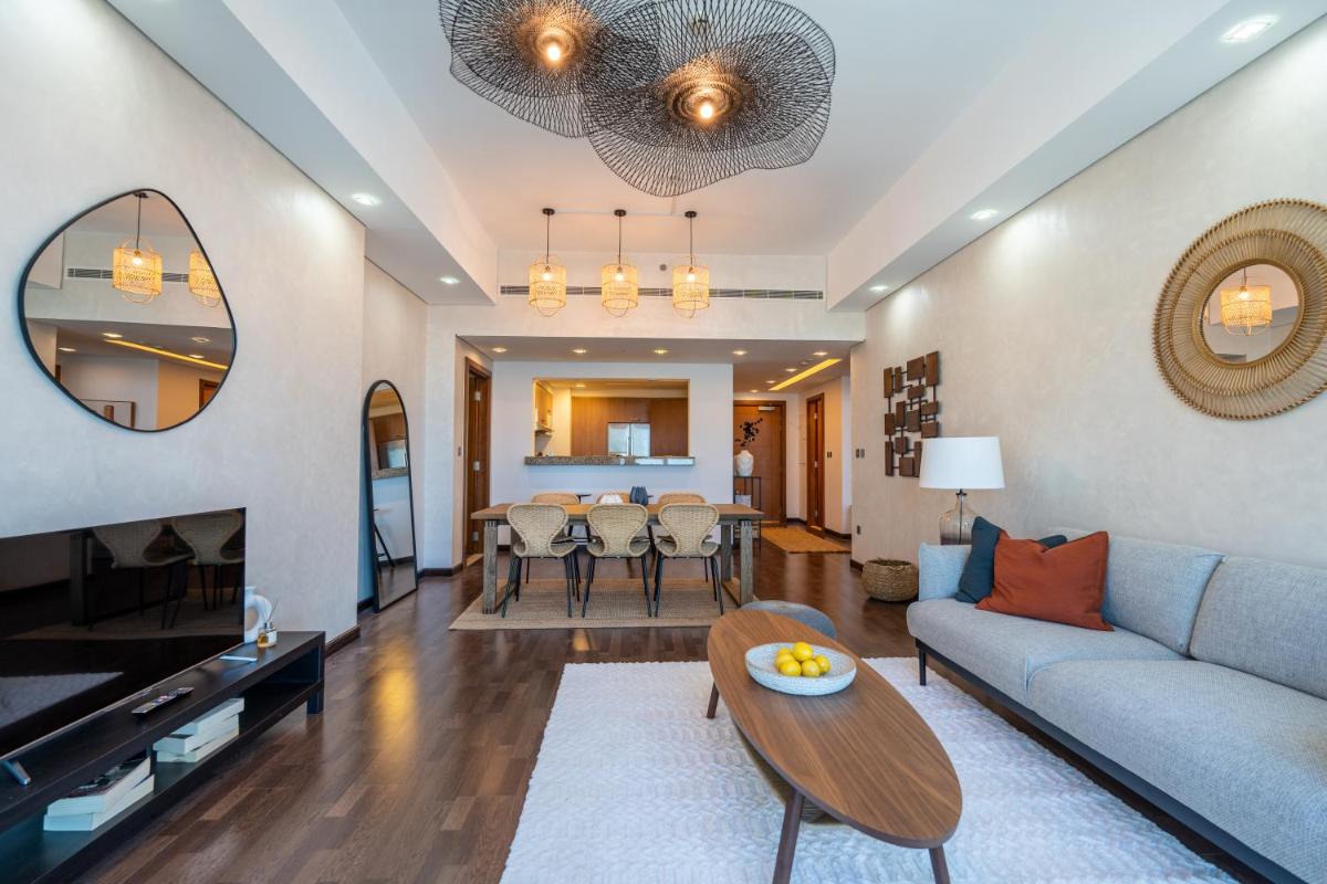 Elegant 2BR Palm Jumeirah Apt with Pool Access