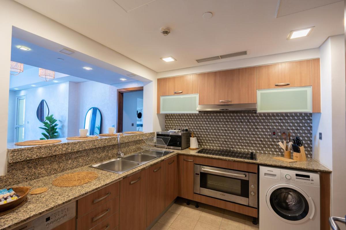 Elegant 2BR Palm Jumeirah Apt with Pool Access