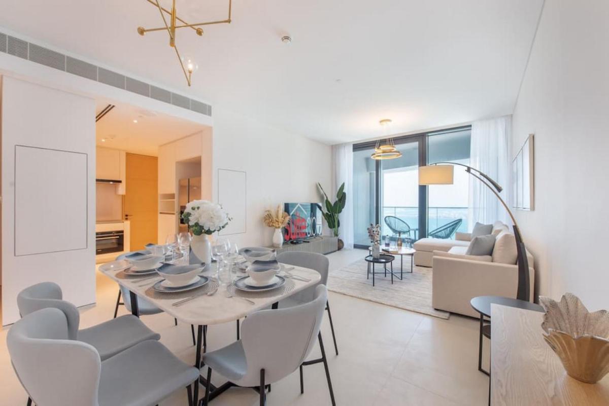 Exceptional high floor 3bed apartment by Suiteable