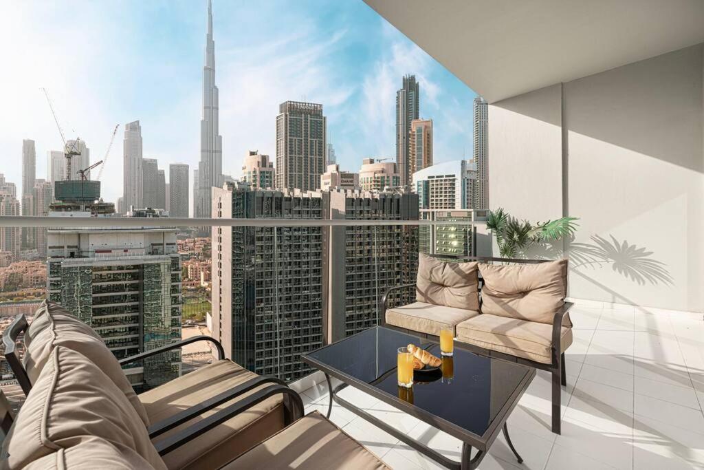 Full Burj Khalifa View – 4 min Dubai Mall & Fountain – Smart Home – Gym – Pool – Luxury 2 Bedroom