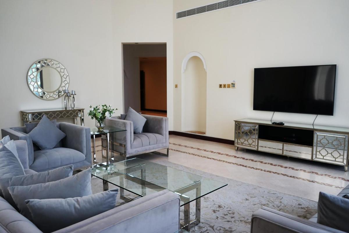 Luxe 4BR Villa on Palm Jumeirah with Beach Access