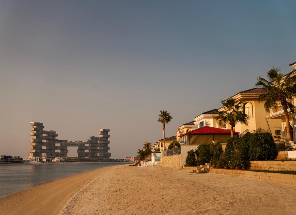 Luxe 4BR Villa on Palm Jumeirah with Beach Access