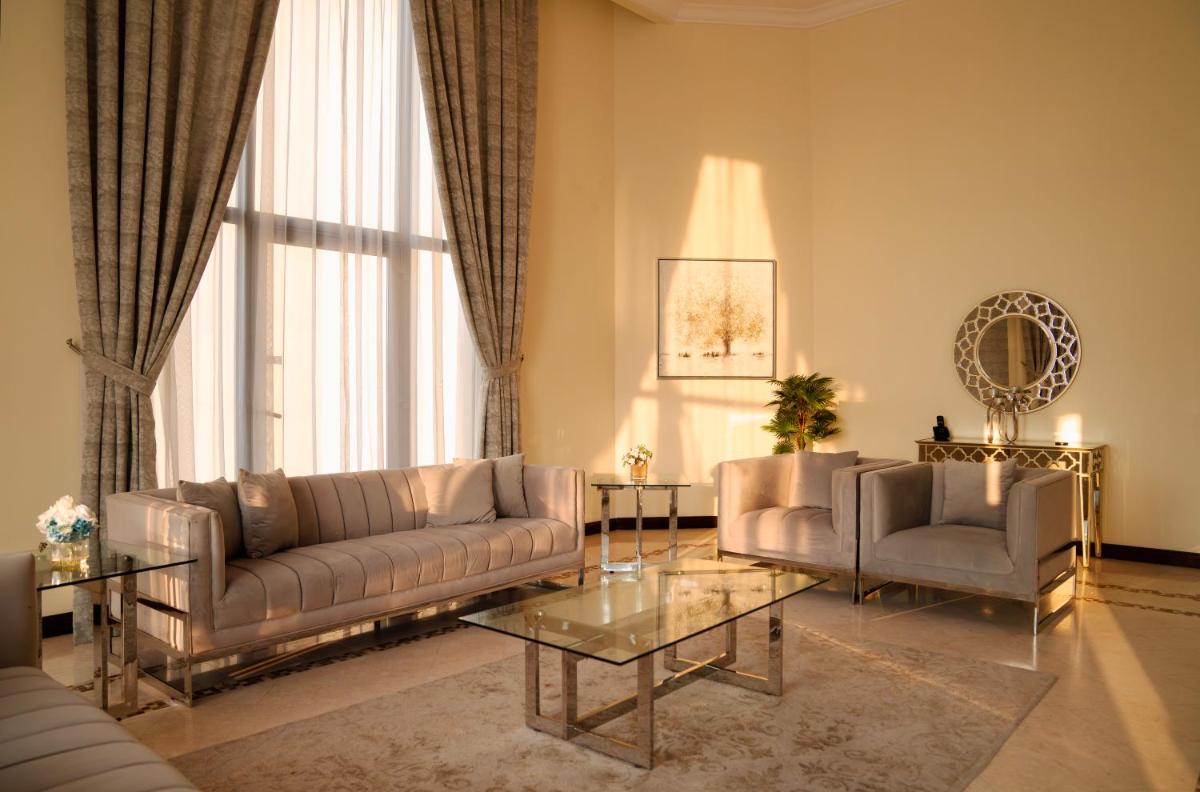 Luxe 4BR Villa on Palm Jumeirah with Beach Access