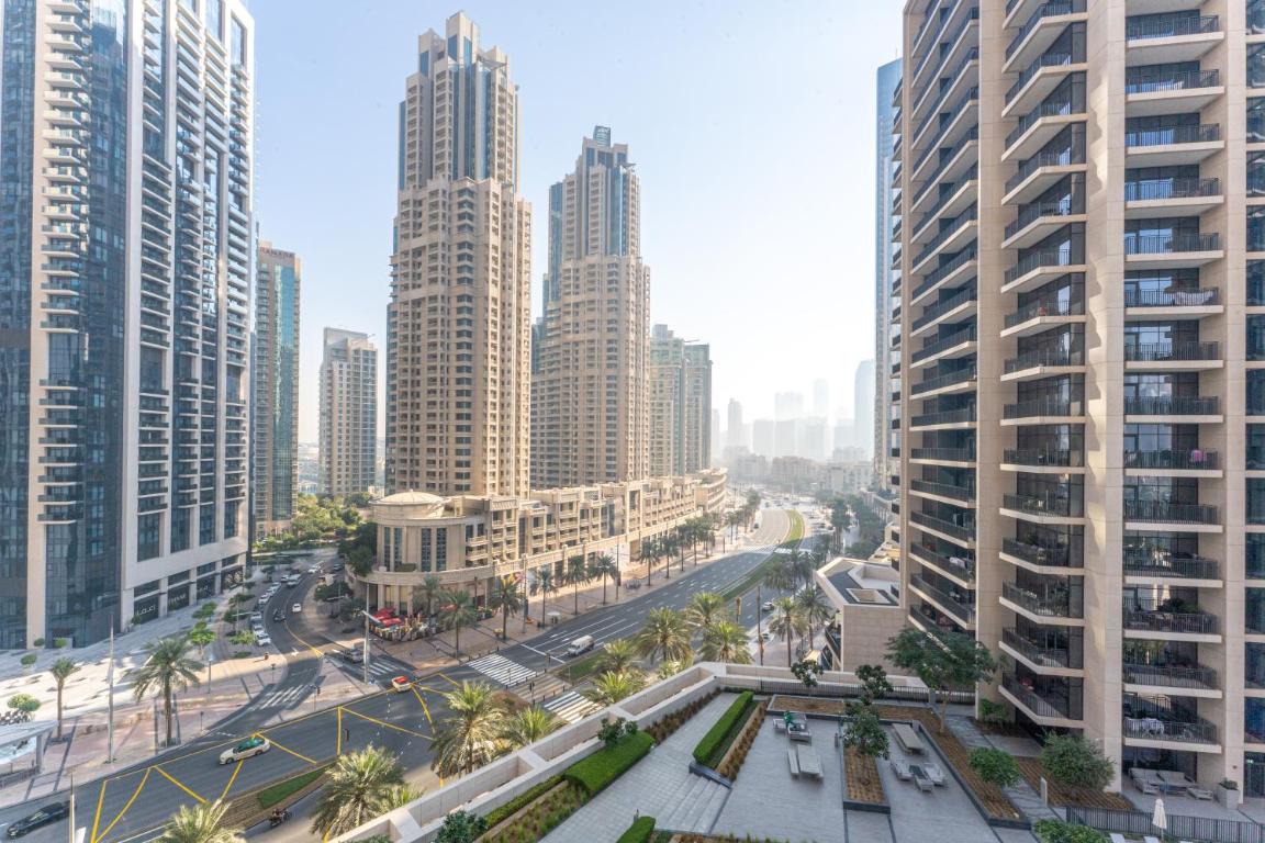 Luxury 2BR with Partial Burj Khalifa & Boulevard View