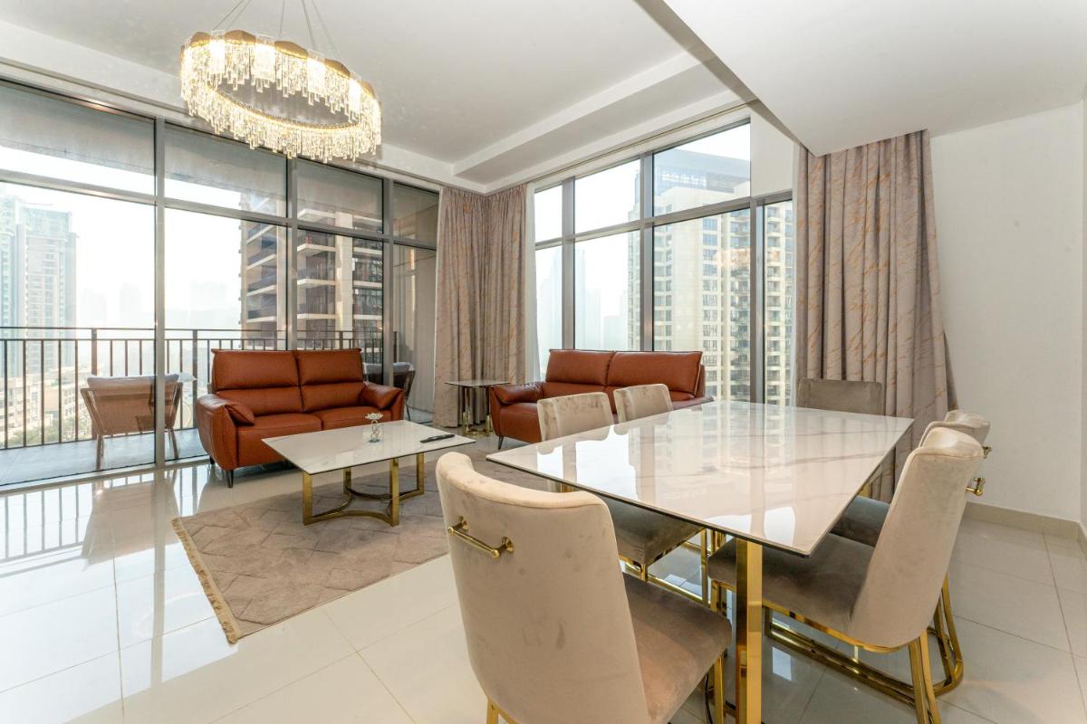 Luxury 2BR with Partial Burj Khalifa & Boulevard View