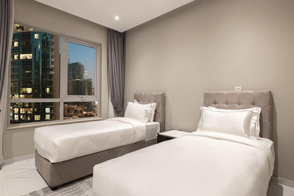 Luxury Downtown Oasis Burj Views & Modern Comfort