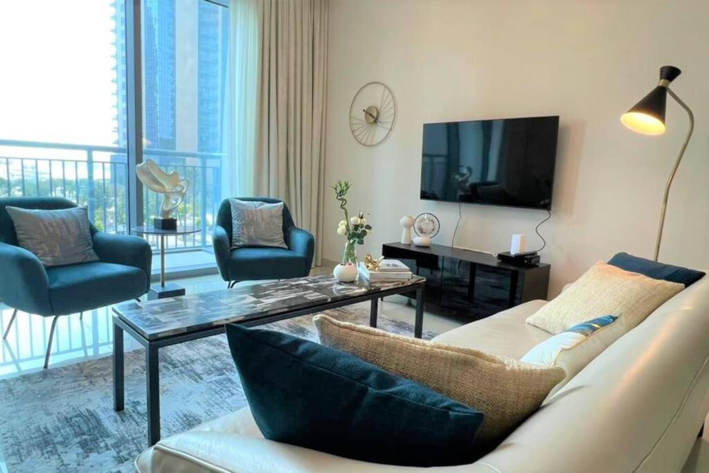 Modern & Chic Waterfront 2bed balcony Dubai Creek