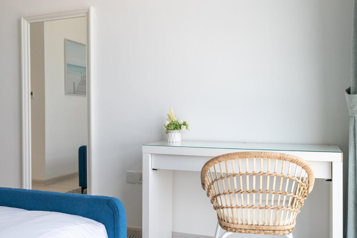 Seaside serenity Stylish Marine-Themed Apartment