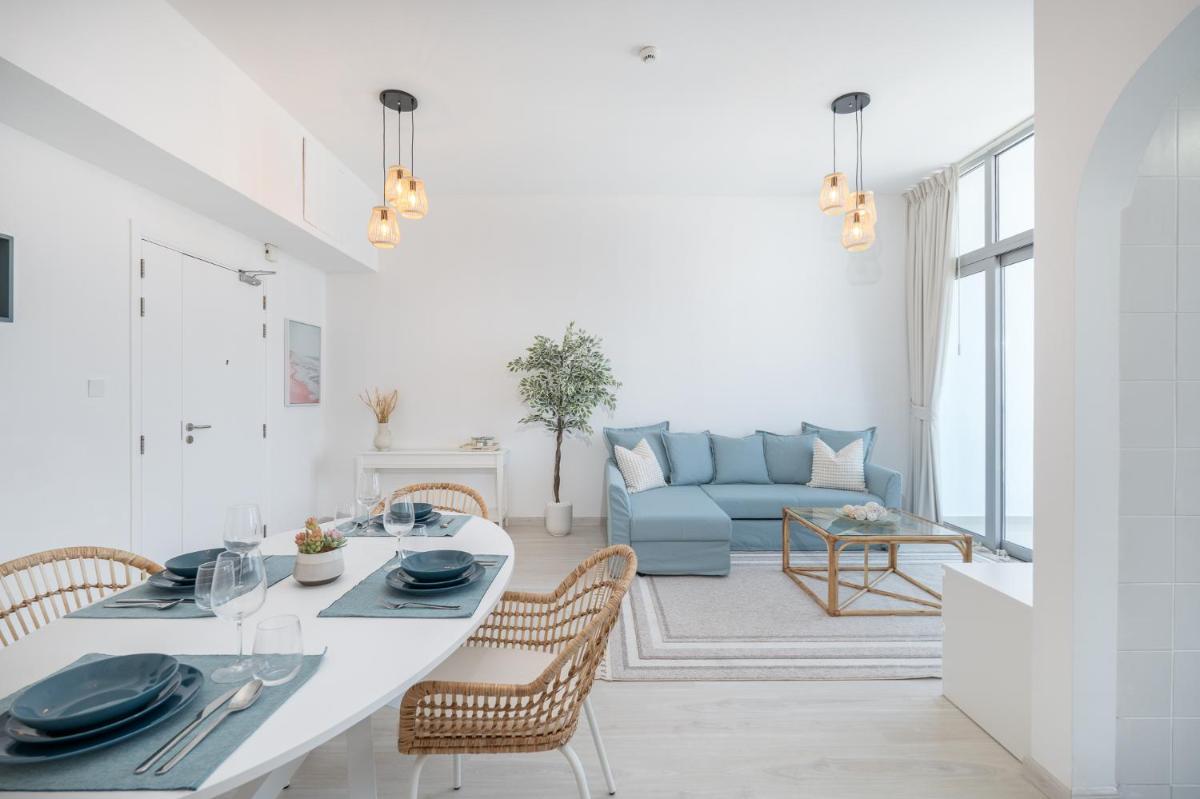 Seaside serenity Stylish Marine-Themed Apartment