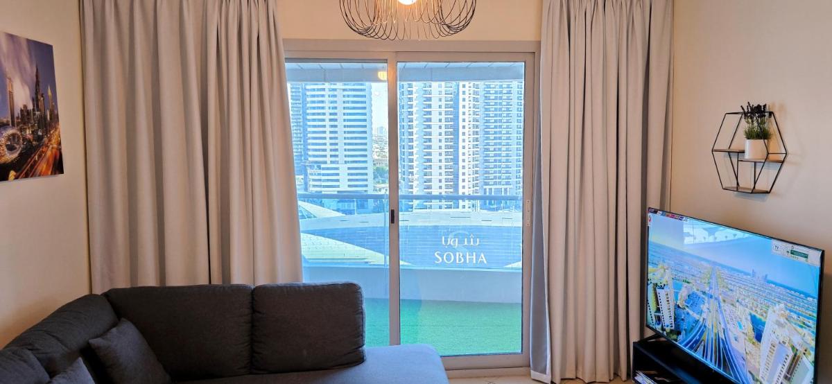 Spacious 2 Bed Apt at Marina High Floor