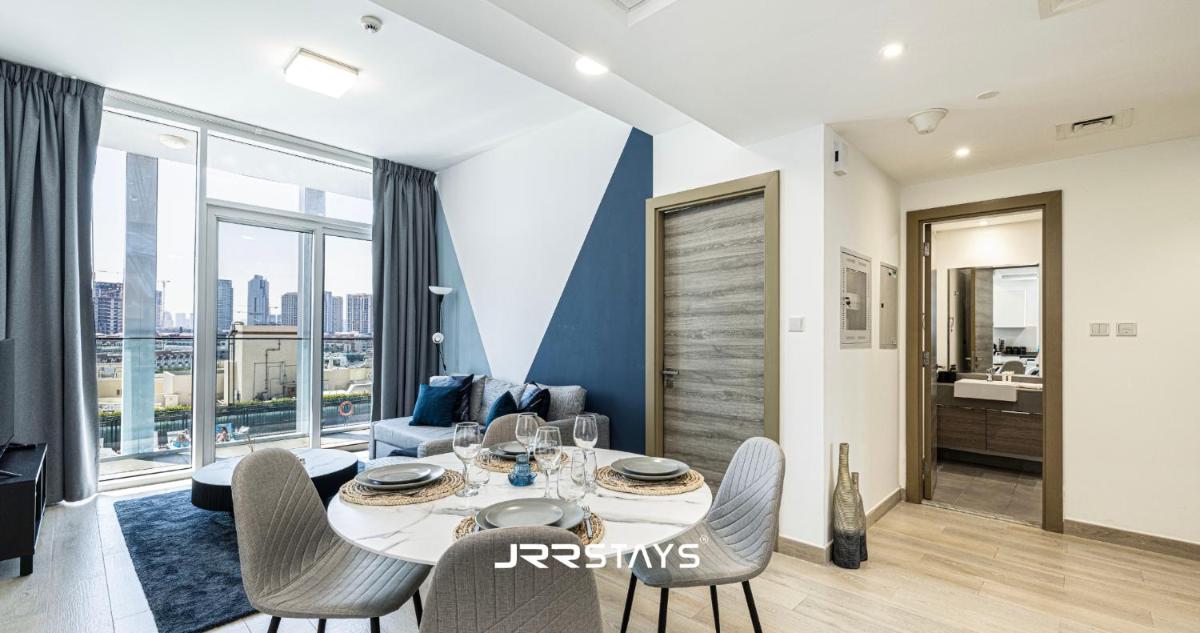 Stunning Luxury 1BR – Modern with Pool View – JVC