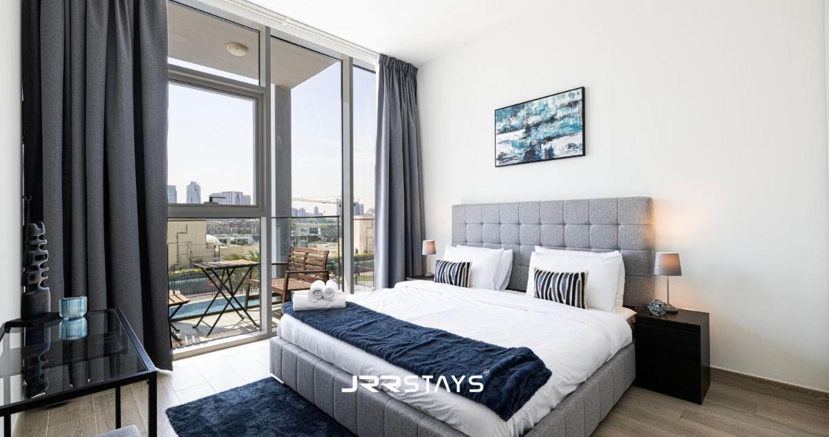 Stunning Luxury 1BR – Modern with Pool View – JVC