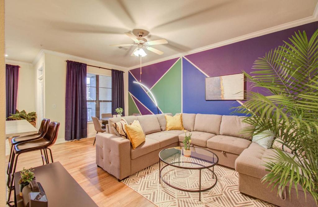 1BD Luxury in Heart of Houston w Pool Gym & More