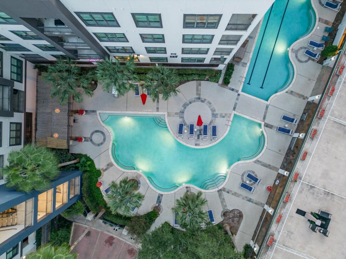 1BD Luxury in Heart of Houston w Pool Gym & More