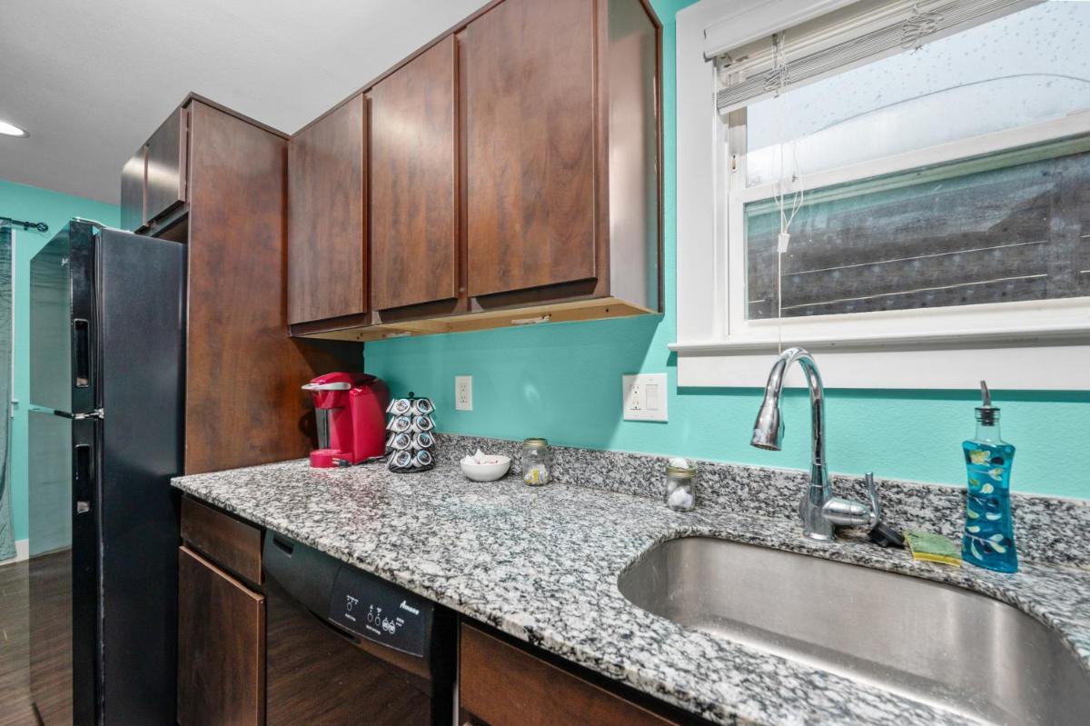 1BR Apt with Fully Equipped Kitchen Close to Major Attractions