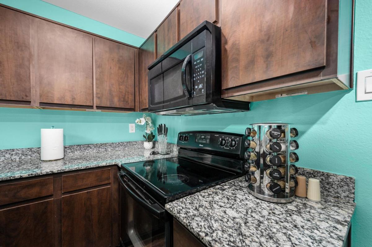 1BR Apt with Fully Equipped Kitchen Close to Major Attractions