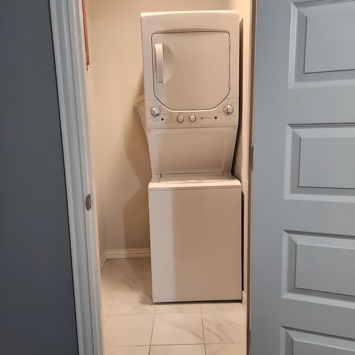 1BR Montrose King Suite with Washer and Dryer