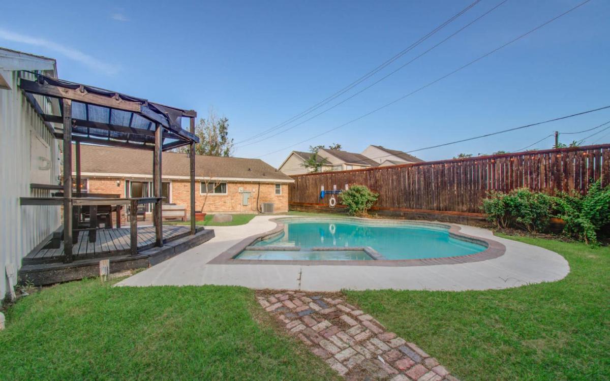 4-BD Central Location w Pool Patio Firepit