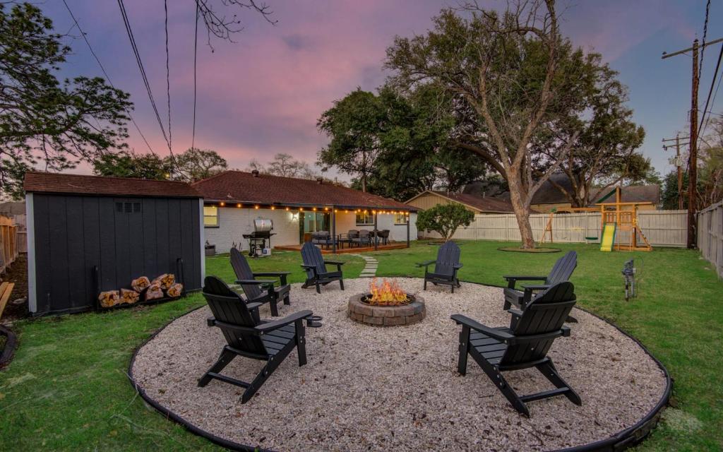 4-BD Mid-Modern Century with Firepit & Playground