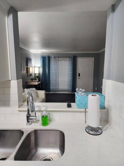 Blue Shark *B495* @ Medical Center Large 1BR King with Private Patio