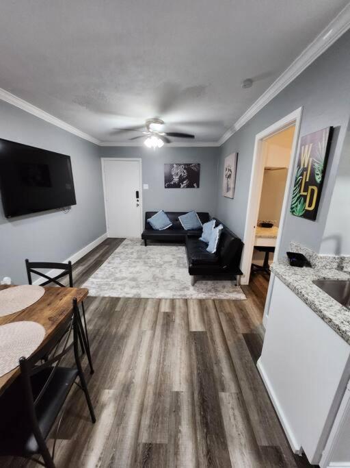 Blue Shark *G15* @ Montrose Private 1BR King Apartment