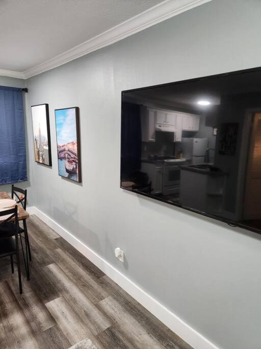 Blue Shark *G15* @ Montrose Private 1BR King Apartment