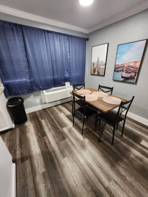 Blue Shark *G15* @ Montrose Private 1BR King Apartment