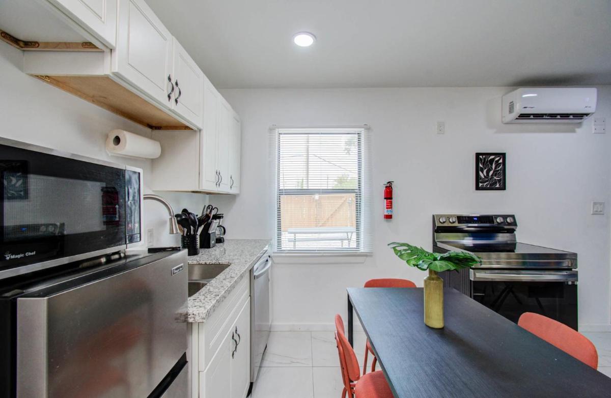 Bright & Cheerful 2-BD 1-BA Home by Buffalo Bayou