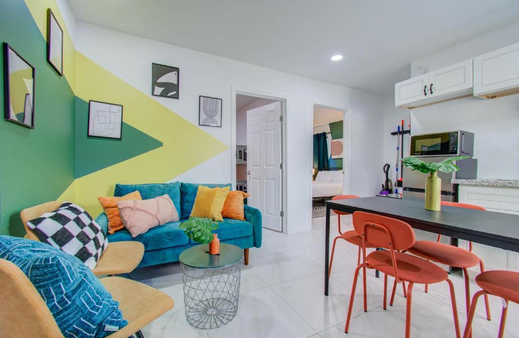 Bright & Cheerful 2-BD 1-BA Home by Buffalo Bayou