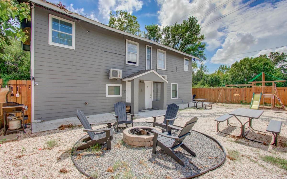 Bright & Cheerful 2-BD 1-BA Home by Buffalo Bayou