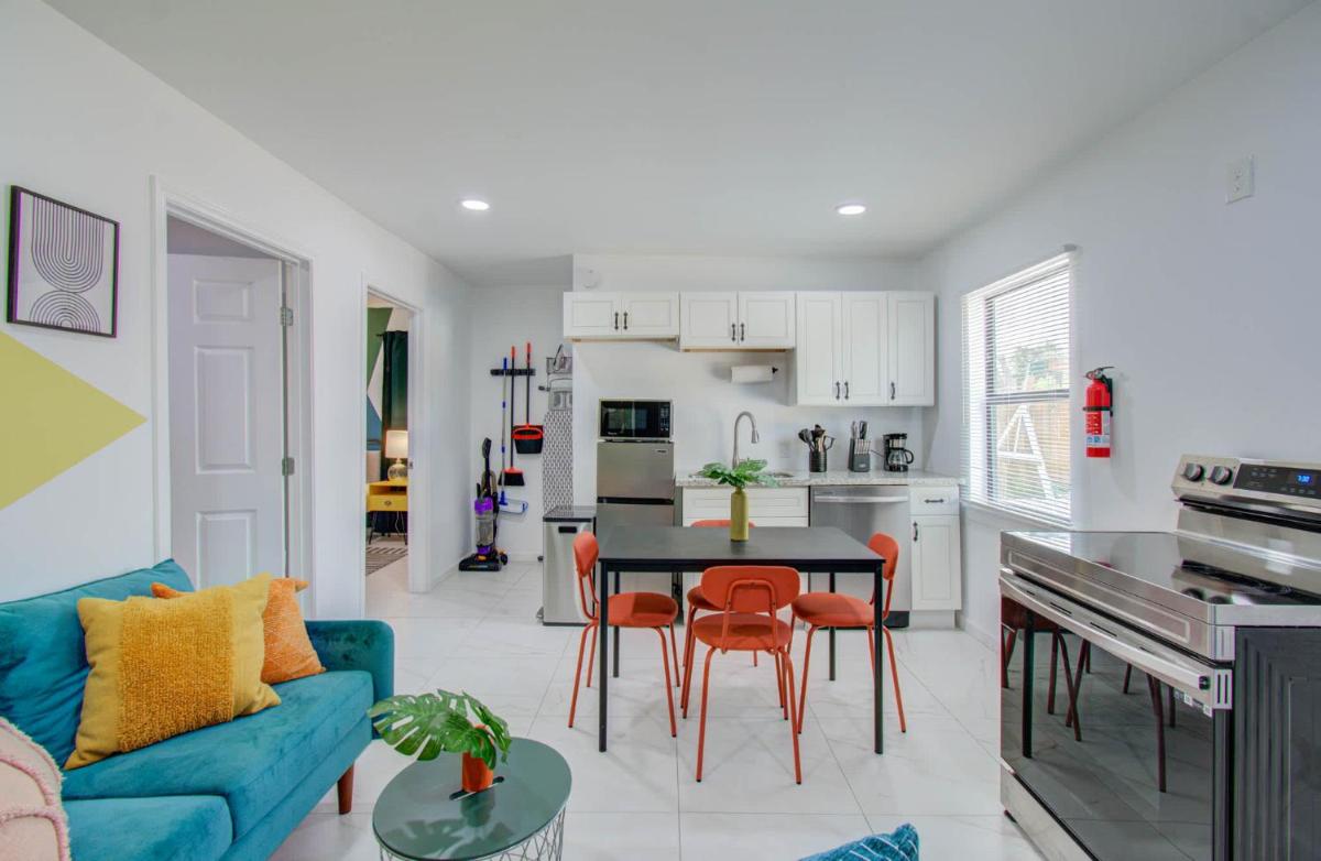 Bright & Cheerful 2-BD 1-BA Home by Buffalo Bayou