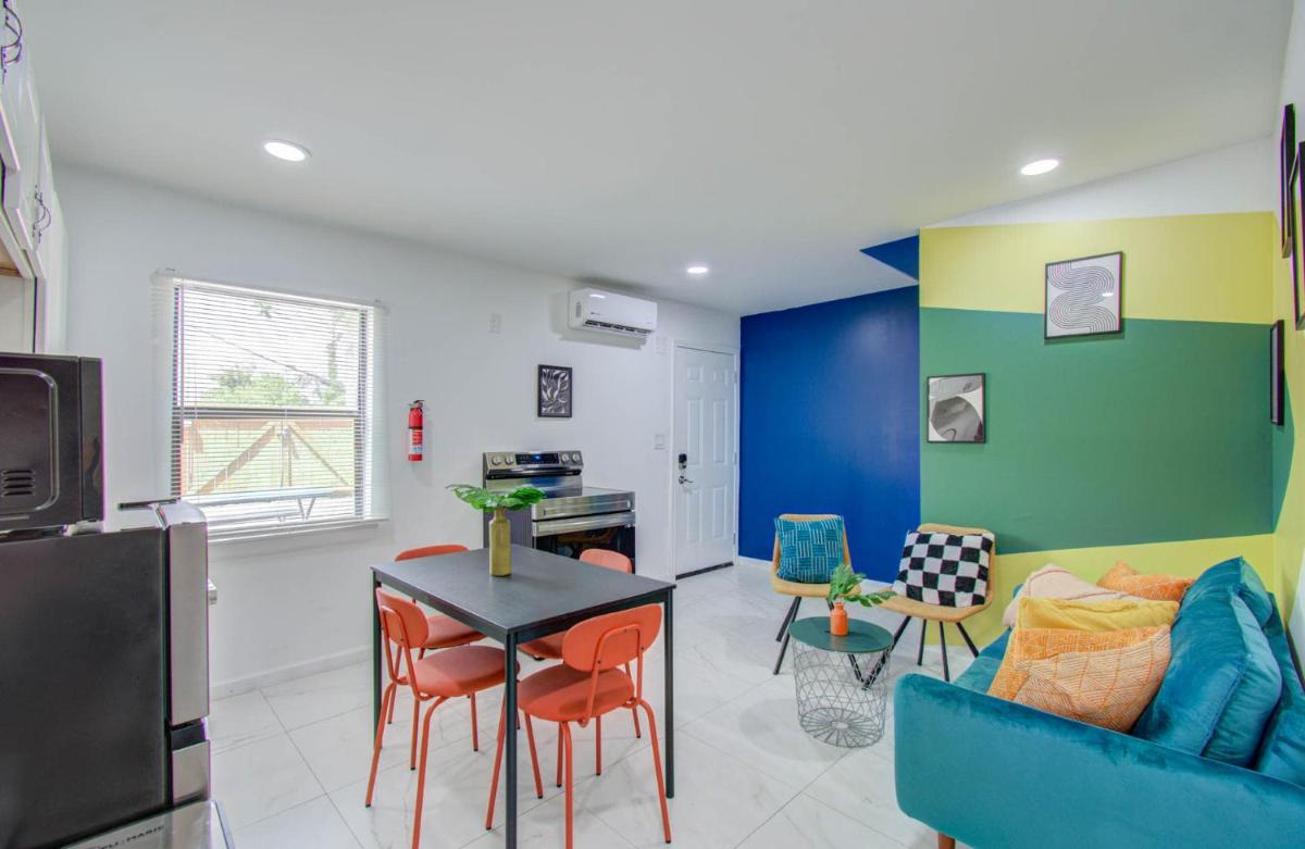 Bright & Cheerful 2-BD 1-BA Home by Buffalo Bayou