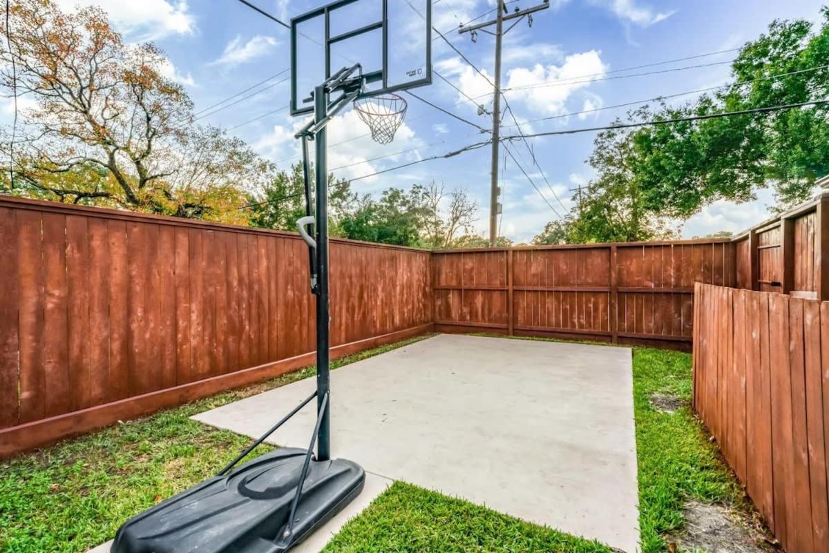 Gorgeous and Cozy Houston home w a private Pool