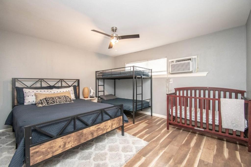 HTX King Bed Apt Near Dtown MedCenter Sleep 6