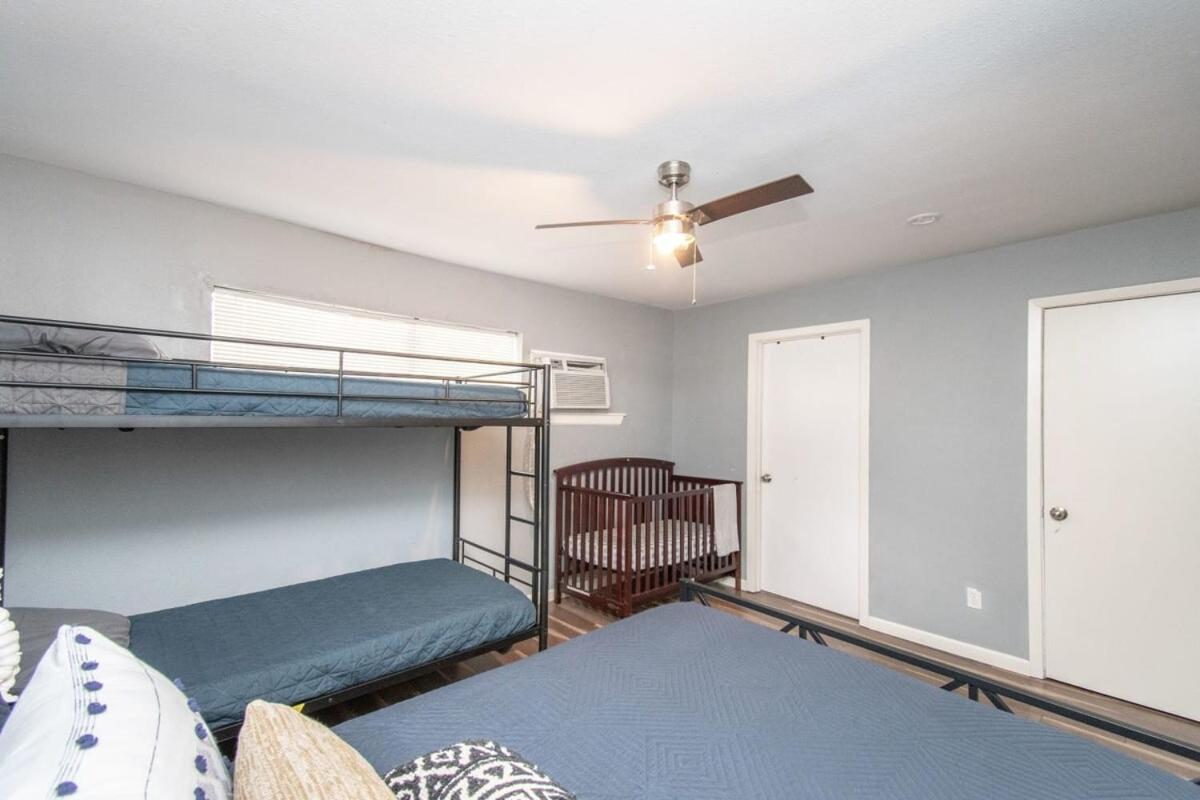 HTX King Bed Apt Near Dtown MedCenter Sleep 6