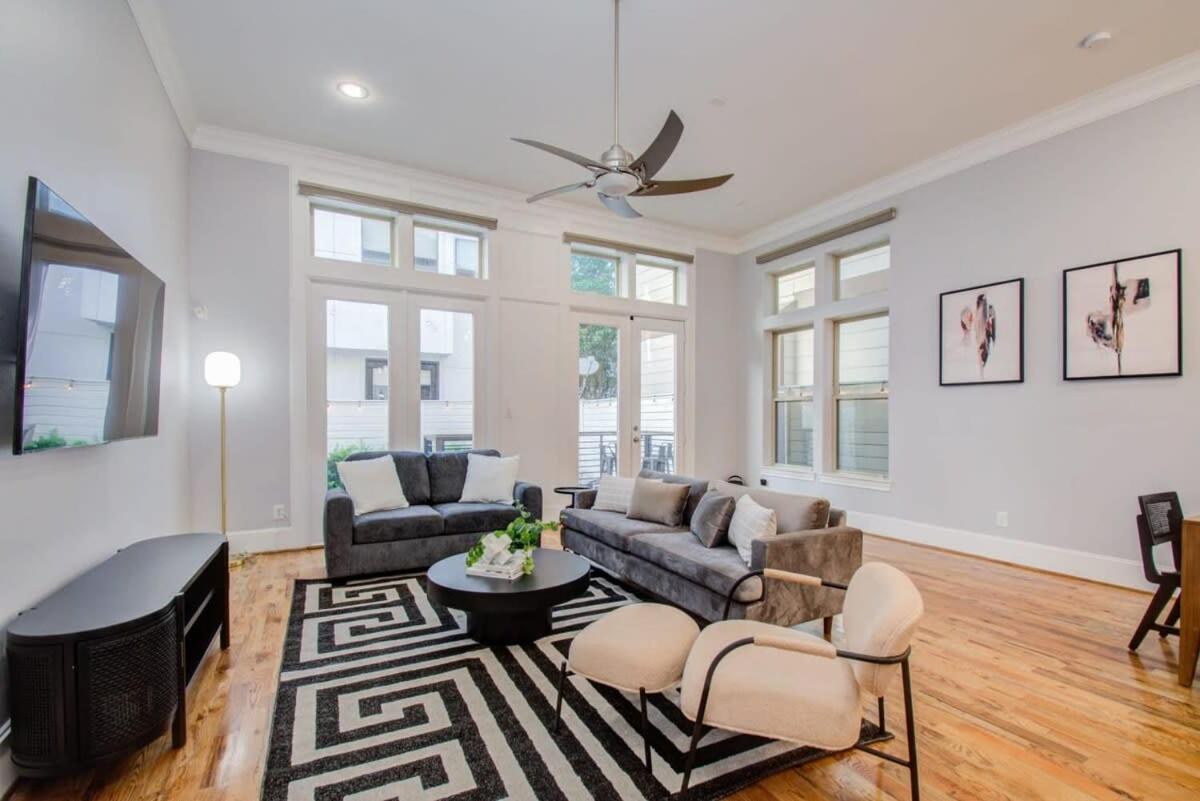 High End In The Center – Mins to Downtown w Pool