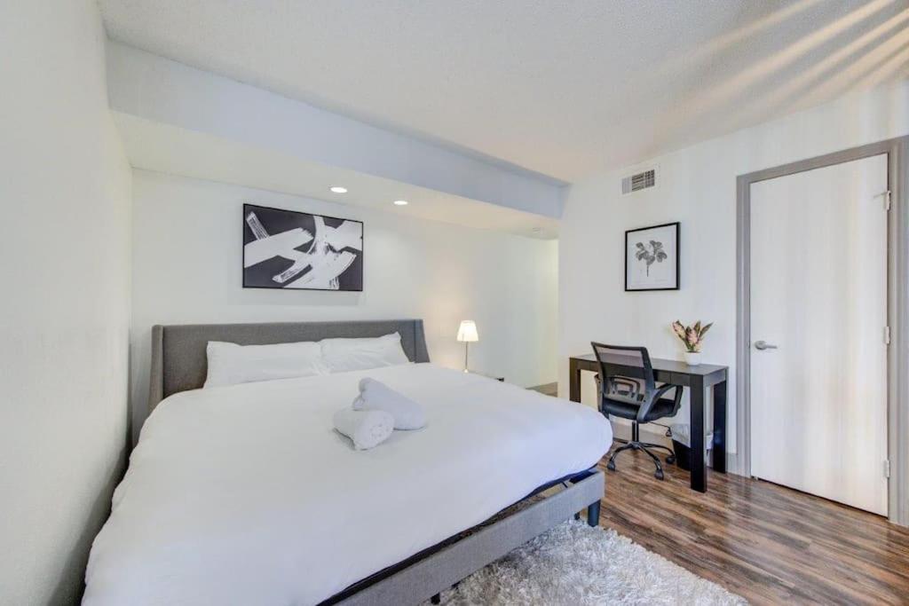 Lux Suite /King Bed /Free parking/Pool/First floor