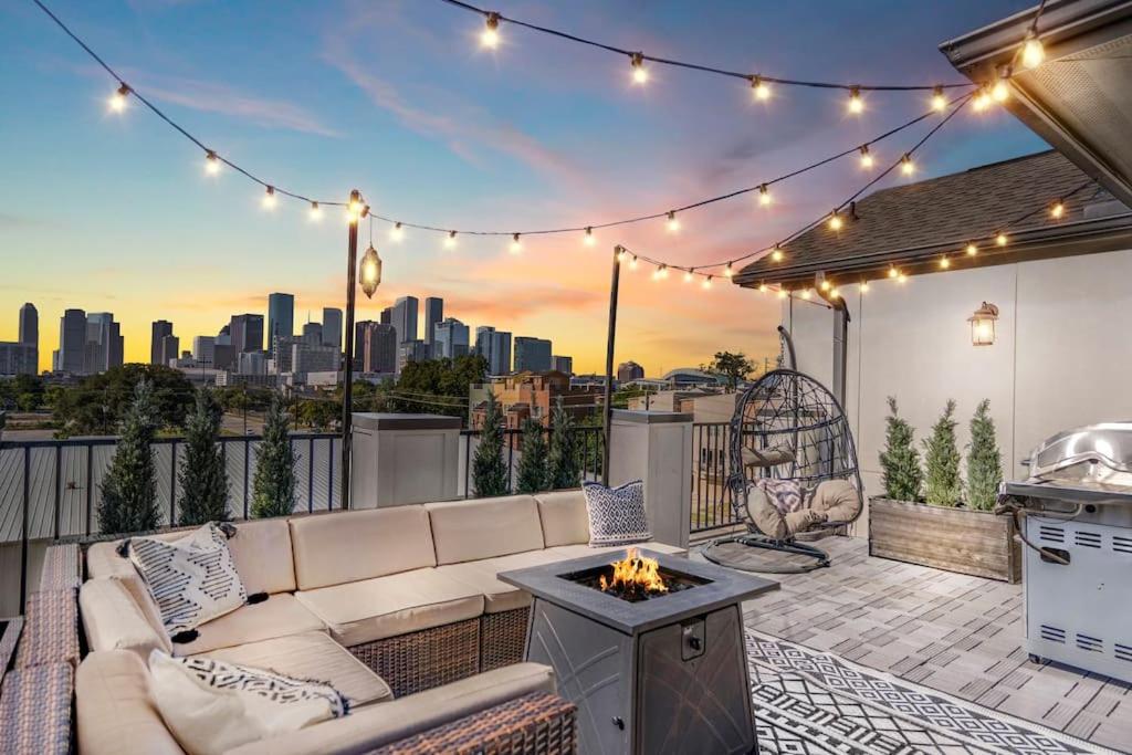 Luxury Downtown Home w Rooftop Deck in the Skyline