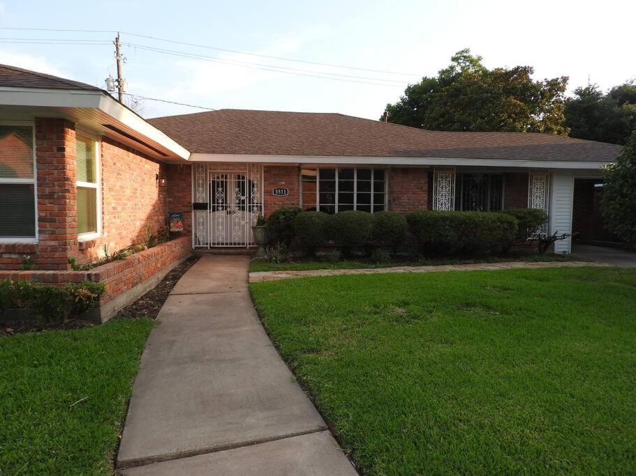 Newly Renovated Braeswood Gem -Near Medical Center