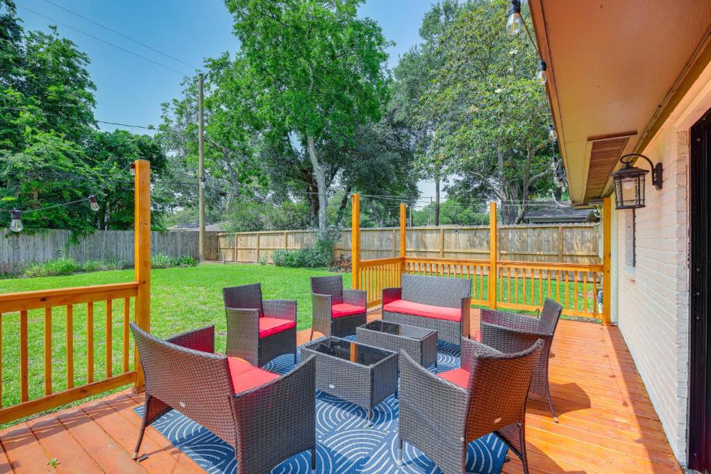 Pet-Friendly Home with Deck – 6 Mi to NRG Stadium!