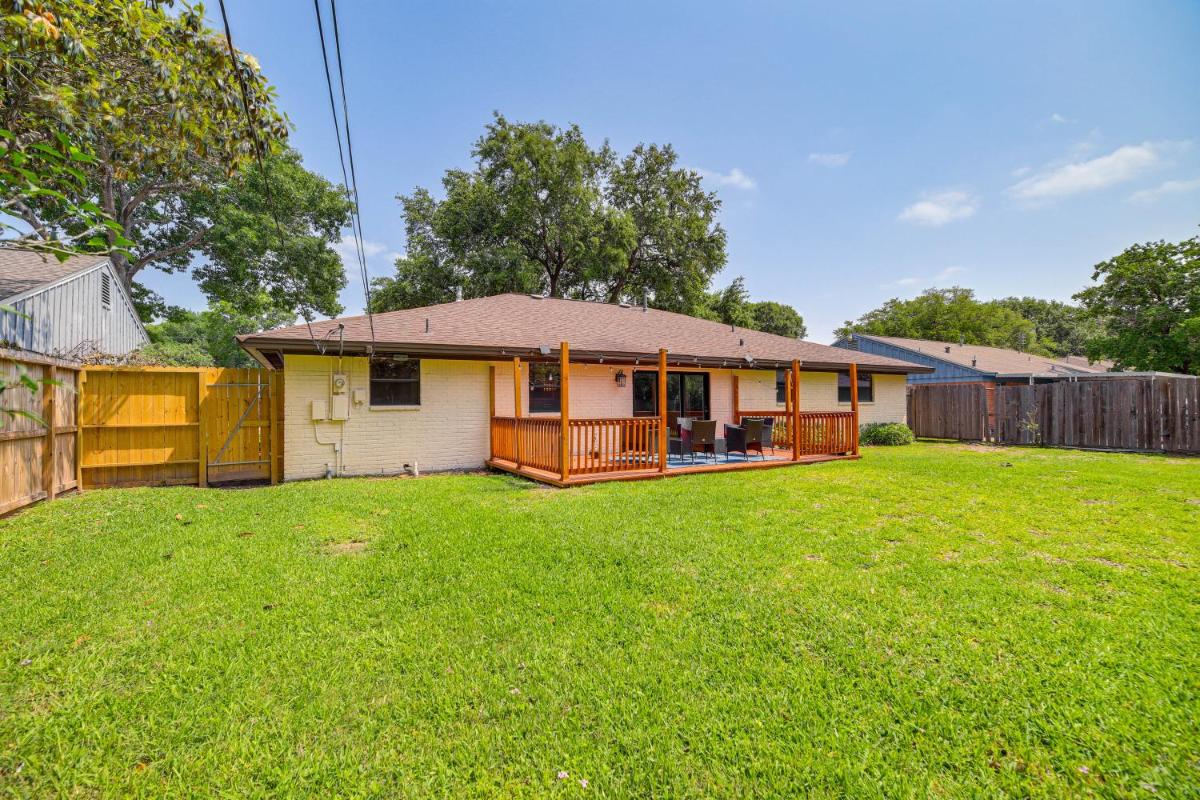 Pet-Friendly Home with Deck – 6 Mi to NRG Stadium!