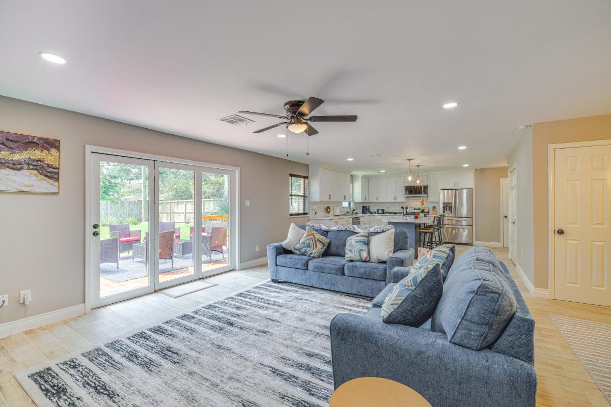 Pet-Friendly Home with Deck – 6 Mi to NRG Stadium!