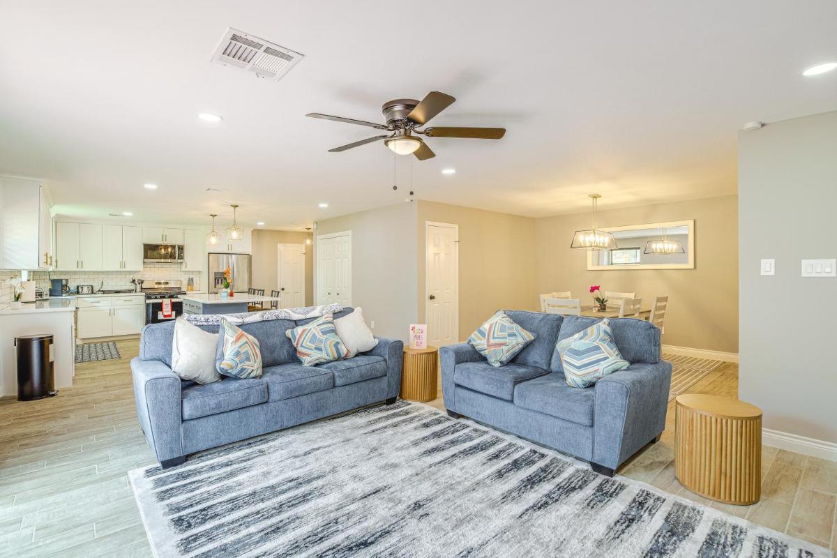 Pet-Friendly Home with Deck – 6 Mi to NRG Stadium!